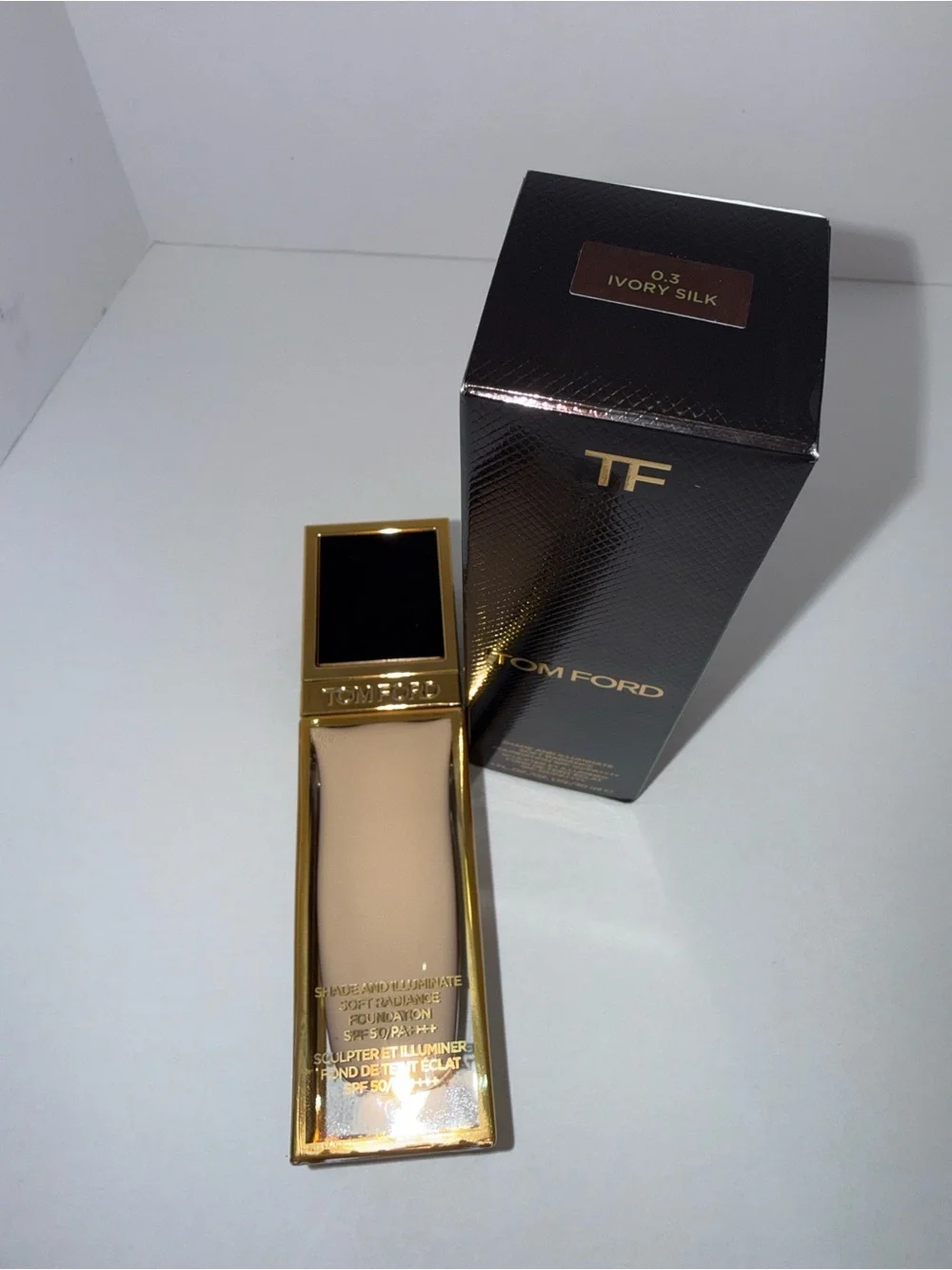 Tom Ford shade and illuminate soft radiance foundation. Shade: Ivory silk 0.3